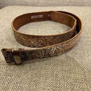 Vintage Diesel leather belt without buckle.

Made in Italy. Size 80. Well aged.